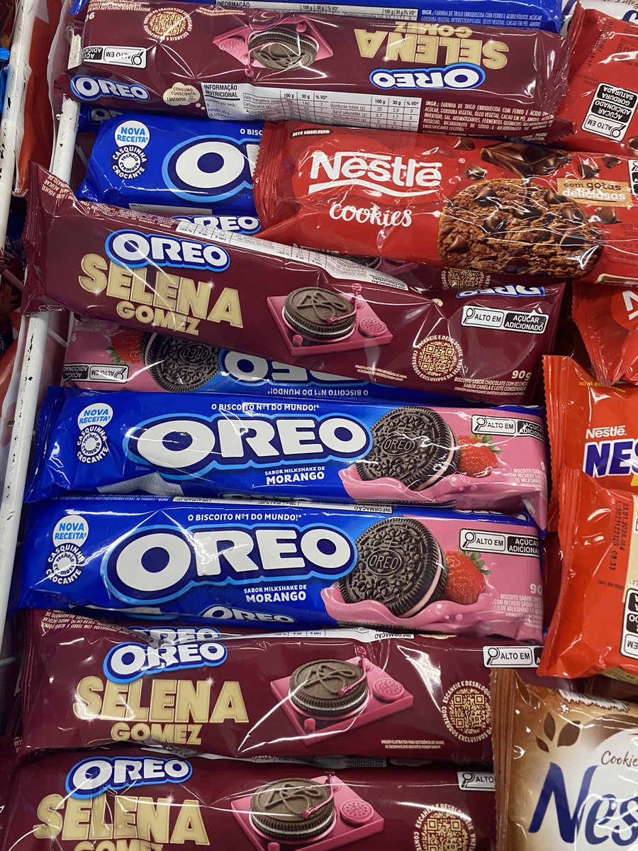 SELENA GOMEZ CHEGOU EM SALVADOR