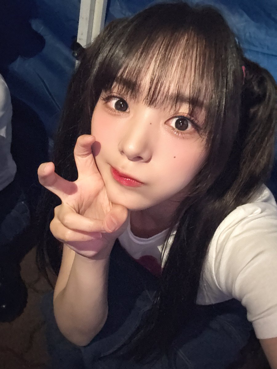 @Weekly_QWER: May,20,2025 Siyeon weverse post Seoul City University 💕 I had pigtails today!! Everyone was jumping and it was super hot!! It felt like summer... hehe I got super sweaty after a long time hehe Thank you all so much❤️🔥 I saw a big moth I saw it twice during today's lesson…