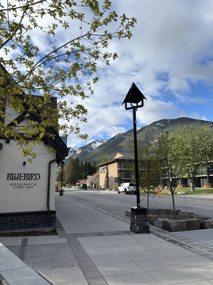 KonhauserGeobio's tweet image. A beautiful but chilly morning in Banff as we welcome attendees to #Geobiology2025 ! 🗻🦠