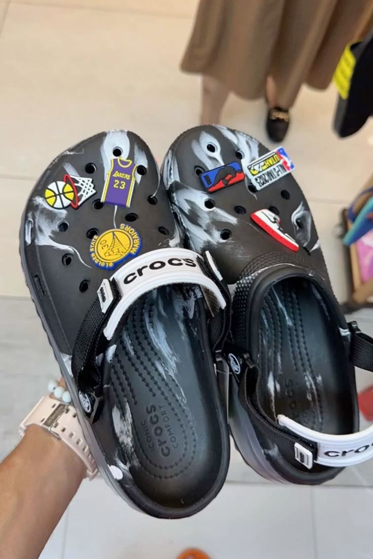yazidcm's tweet photo. Confortables, légères et audacieusement stylées, les Crocs réinventent le bien-être à chaque pas.

Disponible en gros à partir de 12 pièces à https://t.co/ntmmtVvc3s