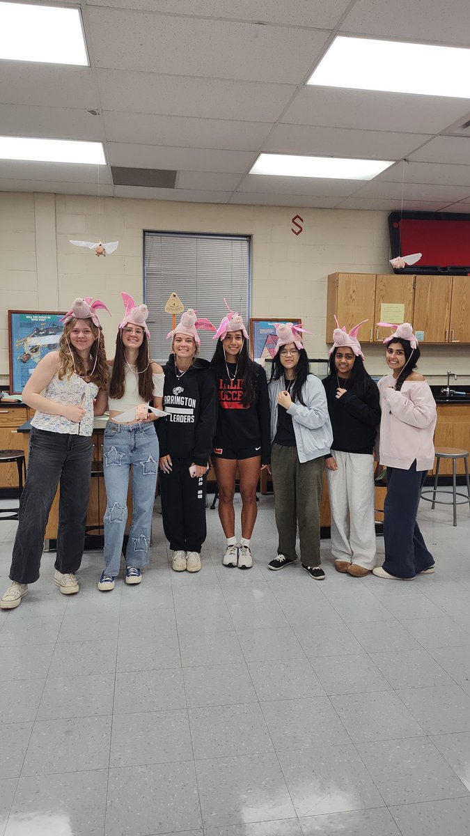CarnduffPhysics's tweet photo. 1st hour flying pig calculation champions!
#barrington220 #iteachphysics #bhscience https://t.co/oxeTVtAsza