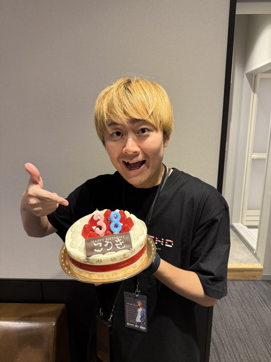kokiuda0520's tweet photo. 最高の誕生日に最高のライブ初日でした！
明日の２日目の初日も楽しみです！！
お祝いして頂き嬉しかったのですが、38というロウソクが恥ずかしくなる年齢にはなりました🎂

#手越祐也LIVETOUR_NEVEREND
#38歳 https://t.co/UM4T9zNVYt