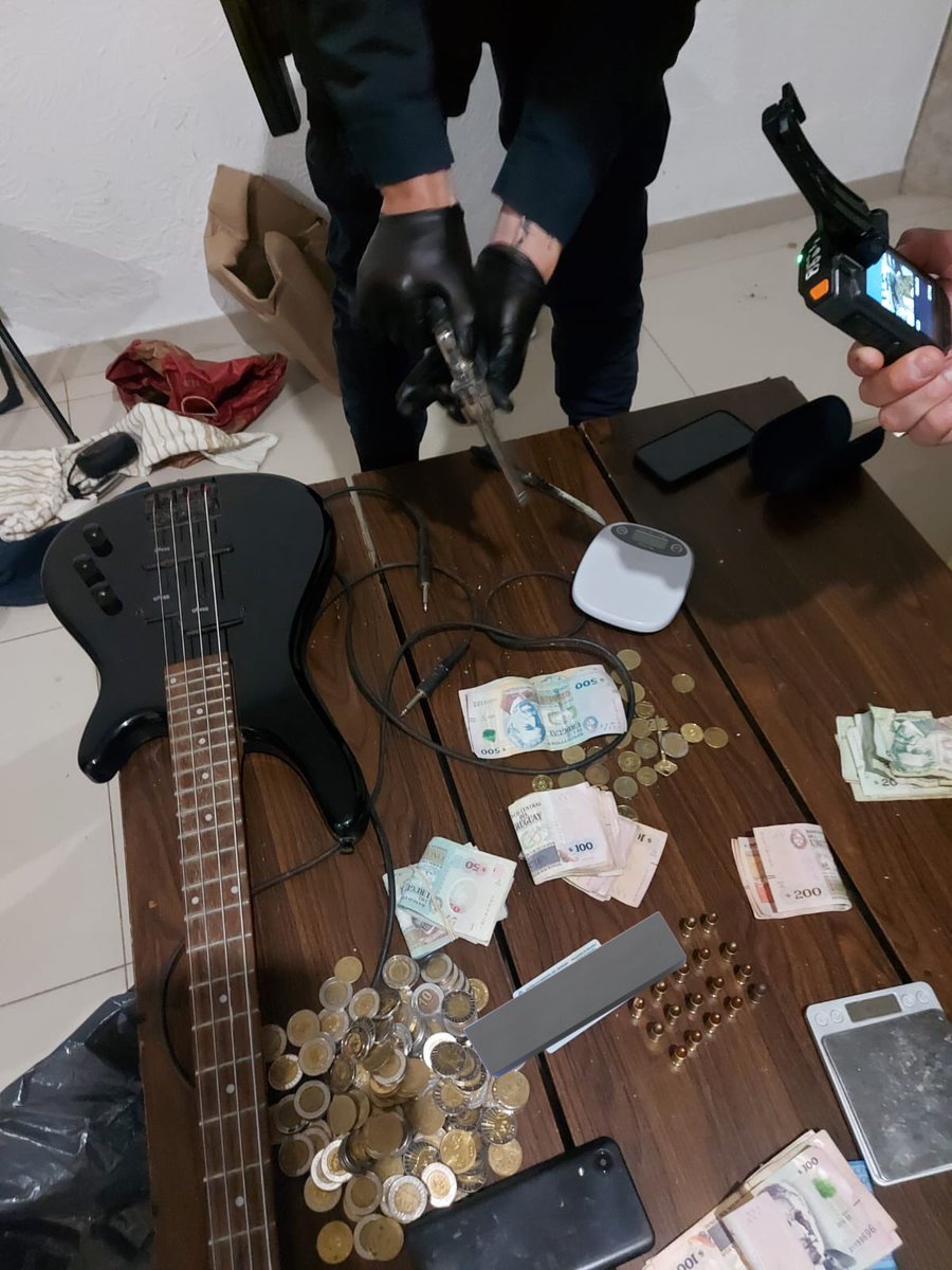 🚔🚨BOCA DE DROGAS EN BARRIO SUR
Policía allanó una edificación a rai de un llamado al 911, incautó un arma, municiones y detuvo a un ciudadano dominicano y a un uruguayo. Info en <a href="/Subrayado/">Subrayado</a>