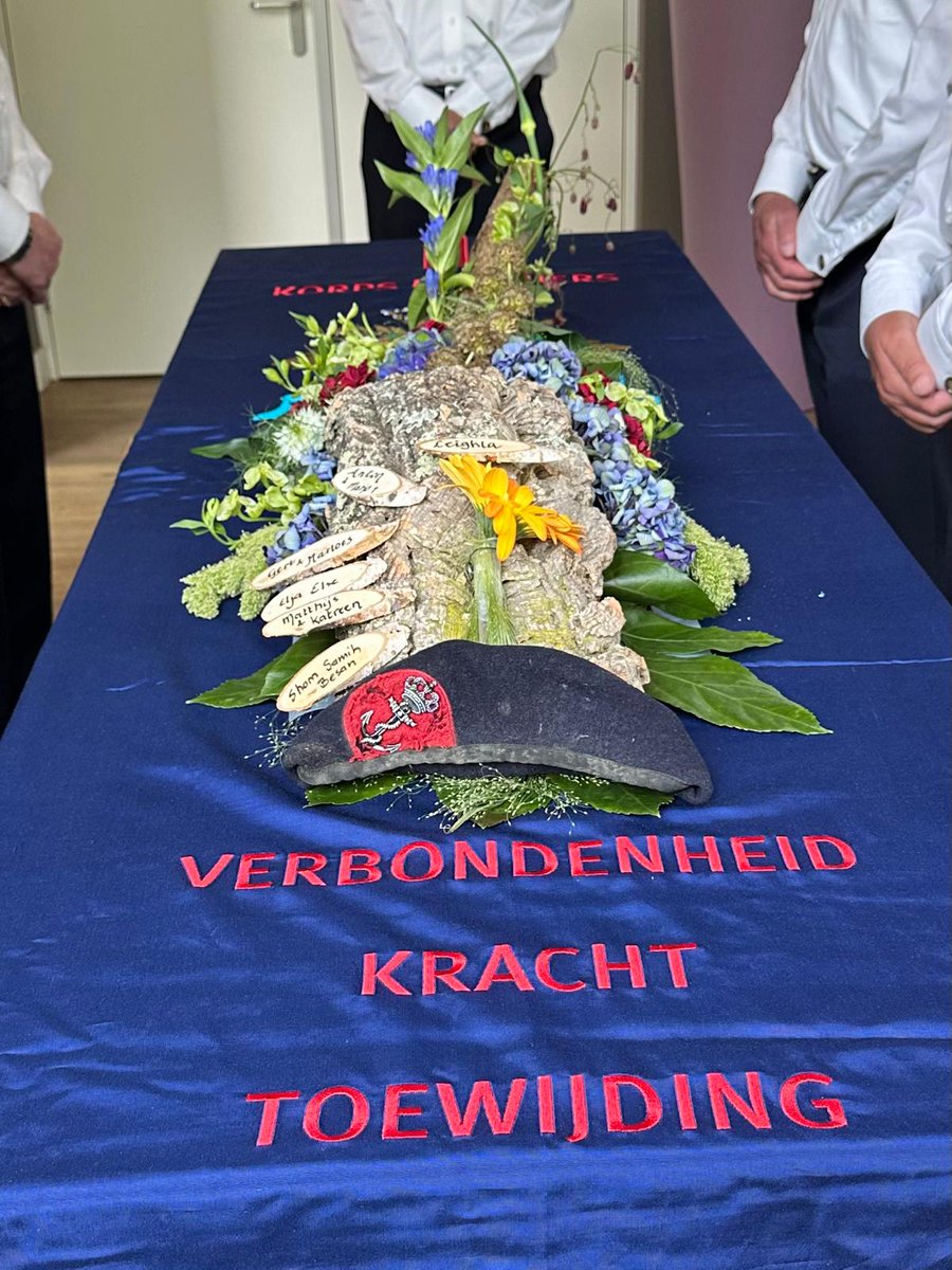 MUitvaartteam's tweet photo. Vandaag was het Mariniers Uitvaartteam als ere wacht aanwezig bij de uitvaart van oud Kplmarns Niels Klein (35 jaar) te Laren. Goede reis naar Wolk 1665 Niels. R.I.P. marinier. QPO. https://t.co/UgSIWFhM4e
