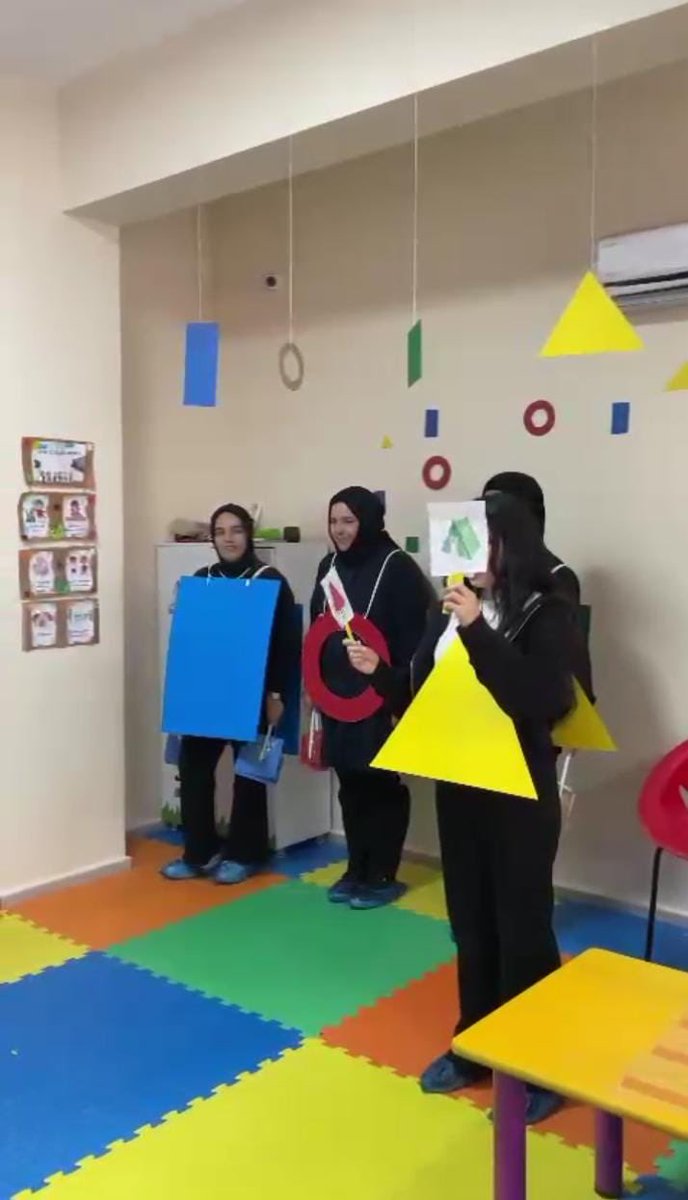 Çocuk Gelişimi Programı öğrencileri, Özel İnci Kreş ve Gündüz Bakımevi’nde drama atölyesi düzenledi. Dönem boyunca edindikleri bilgi ve becerileri uygulama fırsatı bulan öğrencilere, Öğr. Gör. Özlem Kekil ile Öğr. Gör. Dr. Mustafa Aslan etkinlik boyunca eşlik etti.