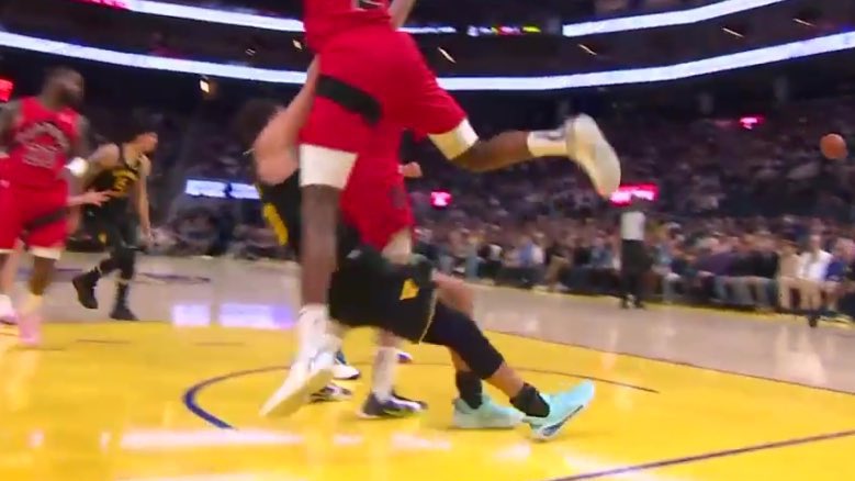 ZoSpicyDubs's tweet photo. The number of times Steph Curry was fouled without receiving any calls during this 2024-2025 season:

A MEGA THREAD 🧵 https://t.co/bm994HG5KQ