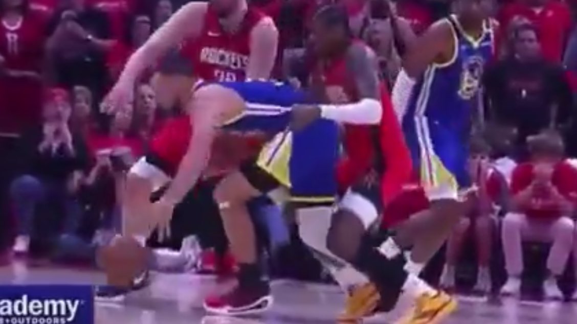 ZoSpicyDubs's tweet photo. The number of times Steph Curry was fouled without receiving any calls during this 2024-2025 season:

A MEGA THREAD 🧵 https://t.co/bm994HG5KQ