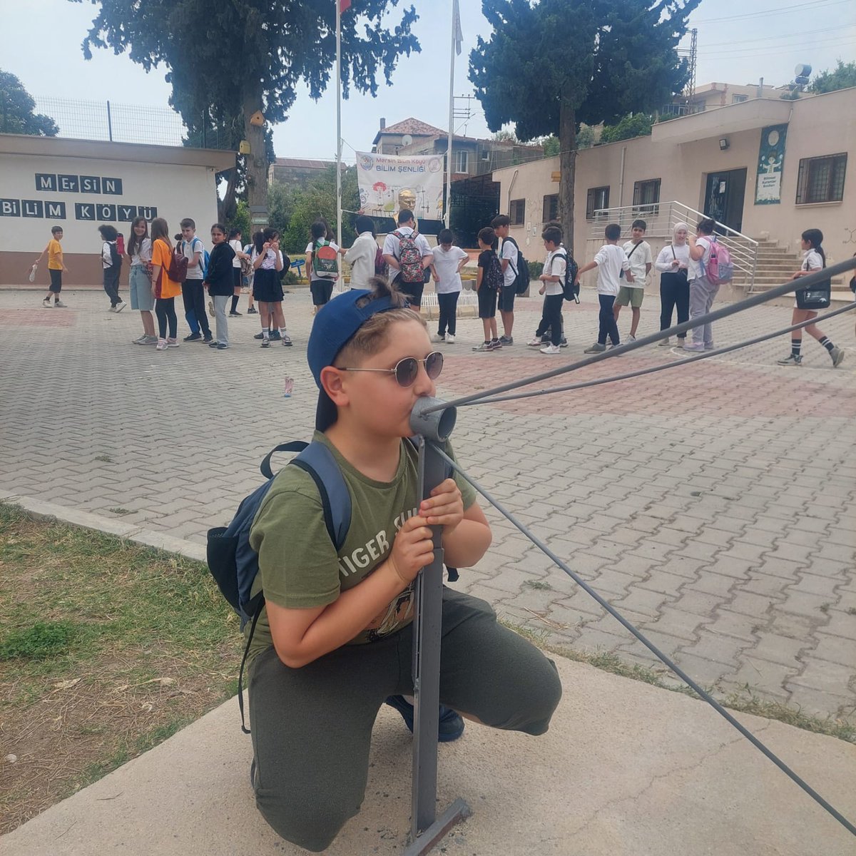 Mersin Bilim Köyü (@bilimkoyu) on Twitter photo Öğrencilerimizi ağırlamaya devam ediyoruz. Dr. Hakan Kundak İlkokulu 4. sınıf öğrencileri ziyaretimize geldi. Öğretmenimize ve öğrencilerimize teşekkür ederiz.🤗
<a href="/tcmeb/">Millî Eğitim Bakanlığı</a> <a href="/MersinValiligi/">Mersin Valiliği</a> <a href="/MersinMEM/">Mersin İl Millî Eğitim Müdürlüğü</a> <a href="/MezitliMEM/">Mezitli MEM 🇹🇷</a> <a href="/fazilet_durmus/">Fazilet Öğretmen 🇹🇷</a> Öğrencilerimizi ağırlamaya devam ediyoruz. Dr. Hakan Kundak İlkokulu 4. sınıf öğrencileri ziyaretimize geldi. Öğretmenimize ve öğrencilerimize teşekkür ederiz.🤗
<a href="/tcmeb/">Millî Eğitim Bakanlığı</a> <a href="/MersinValiligi/">Mersin Valiliği</a> <a href="/MersinMEM/">Mersin İl Millî Eğitim Müdürlüğü</a> <a href="/MezitliMEM/">Mezitli MEM 🇹🇷</a> <a href="/fazilet_durmus/">Fazilet Öğretmen 🇹🇷</a>