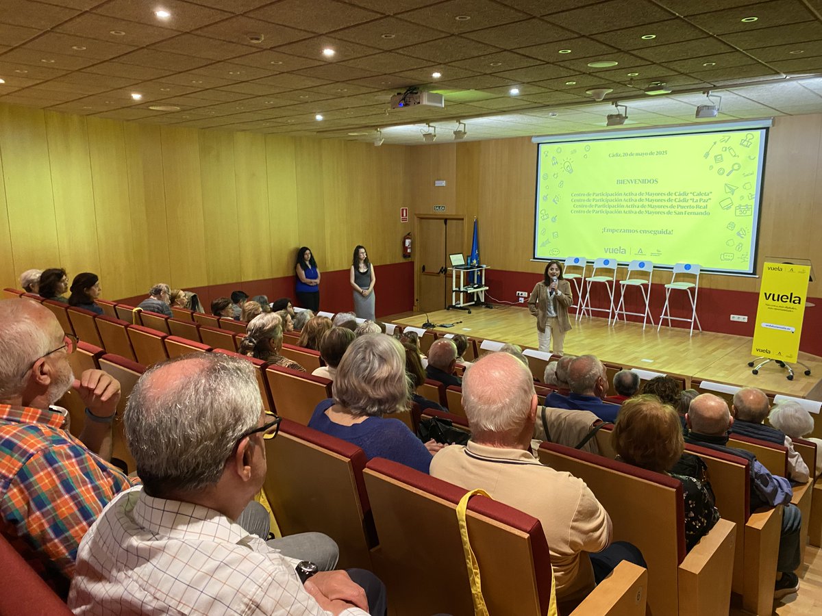 AndaluciaVuela's tweet image. Hoy hemos celebrado el #DíaDeInternet con talleres presenciales dirigidos a varios colectivos de Cádiz 👵🧒🏼💻
Estudiantes del @IESAlbertiCadiz se sumergieron en el mundo digital como #DetectivesDigitales y mayores de los Centros de Participación Activa de Cádiz, Puerto Real y…