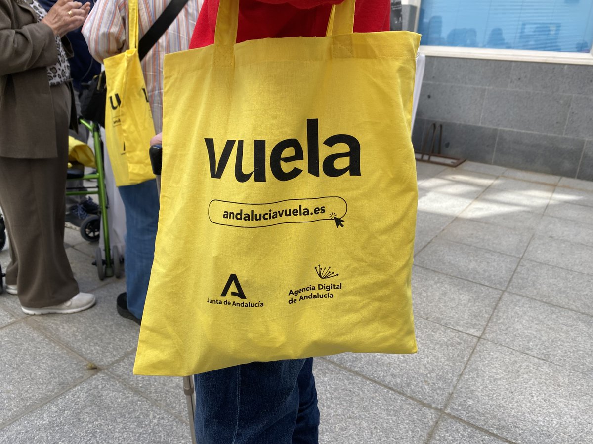 AndaluciaVuela's tweet image. Hoy hemos celebrado el #DíaDeInternet con talleres presenciales dirigidos a varios colectivos de Cádiz 👵🧒🏼💻
Estudiantes del @IESAlbertiCadiz se sumergieron en el mundo digital como #DetectivesDigitales y mayores de los Centros de Participación Activa de Cádiz, Puerto Real y…