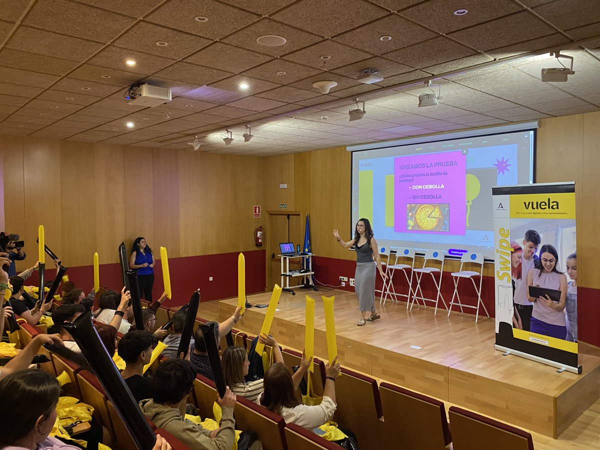 AndaluciaVuela's tweet image. Hoy hemos celebrado el #DíaDeInternet con talleres presenciales dirigidos a varios colectivos de Cádiz 👵🧒🏼💻
Estudiantes del @IESAlbertiCadiz se sumergieron en el mundo digital como #DetectivesDigitales y mayores de los Centros de Participación Activa de Cádiz, Puerto Real y…