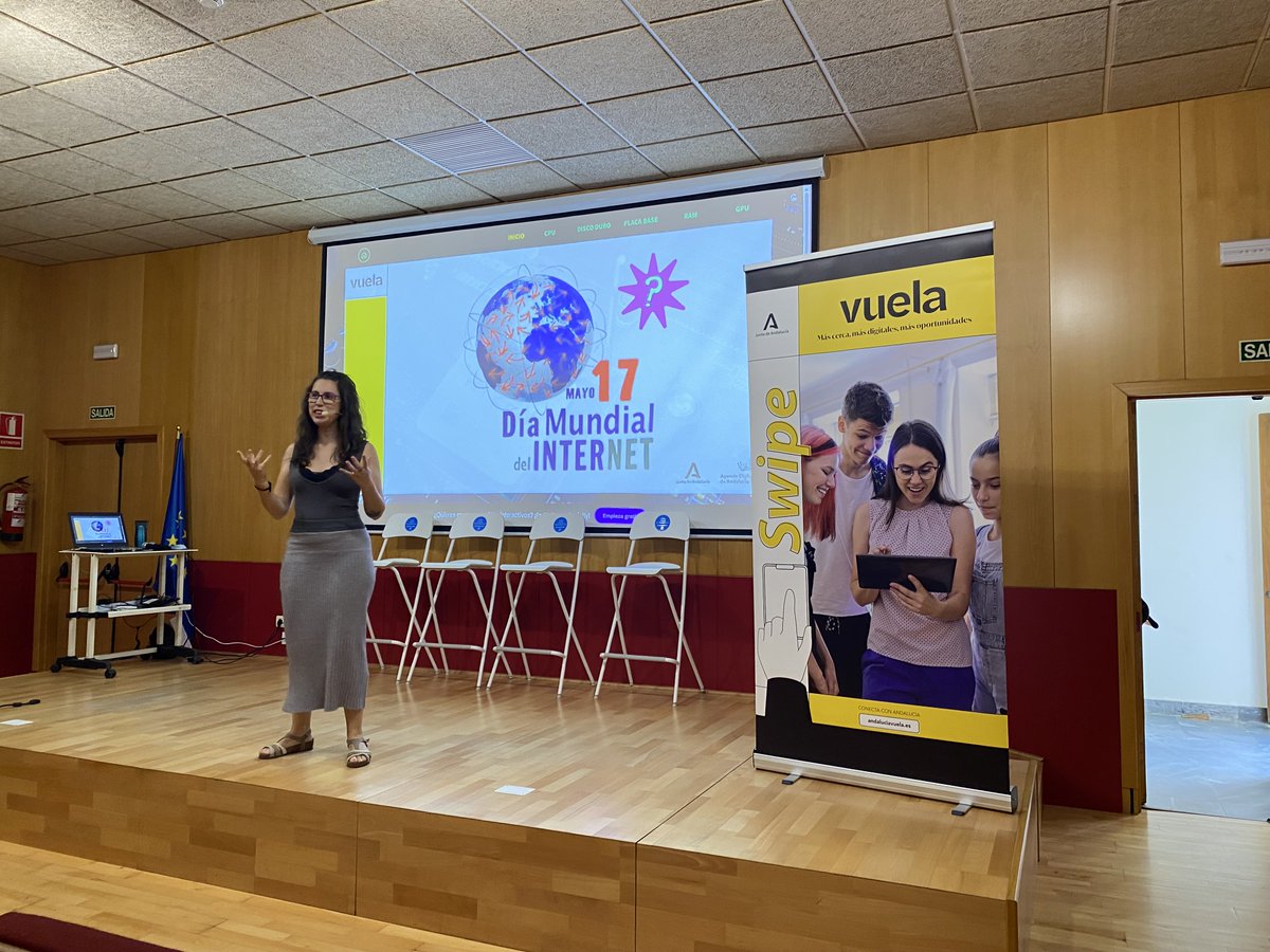 AndaluciaVuela's tweet image. Hoy hemos celebrado el #DíaDeInternet con talleres presenciales dirigidos a varios colectivos de Cádiz 👵🧒🏼💻
Estudiantes del @IESAlbertiCadiz se sumergieron en el mundo digital como #DetectivesDigitales y mayores de los Centros de Participación Activa de Cádiz, Puerto Real y…