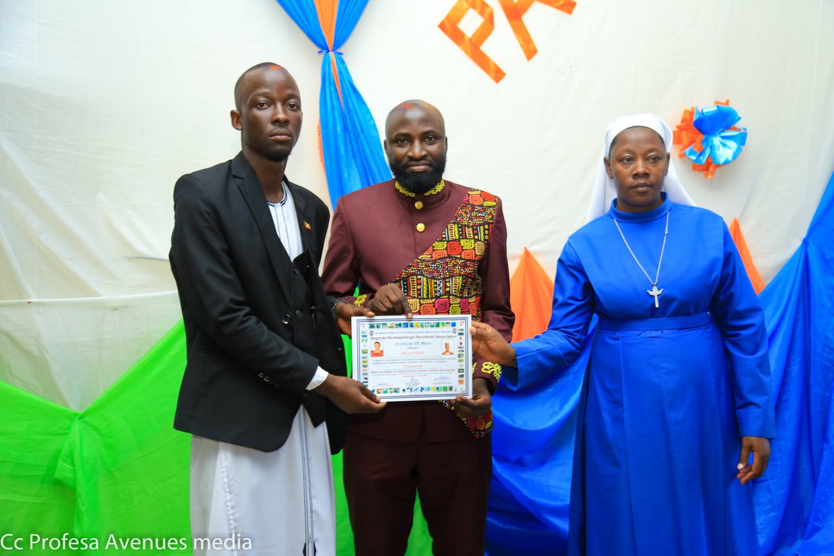 Mw. Kalule Yusuf, Ssentebe wa BANKOSA Butabika School of Psychiatric Nursing &amp; Clinical Officers nga asiimibwa olw'obuwereeza obulungi mukisanjakye.