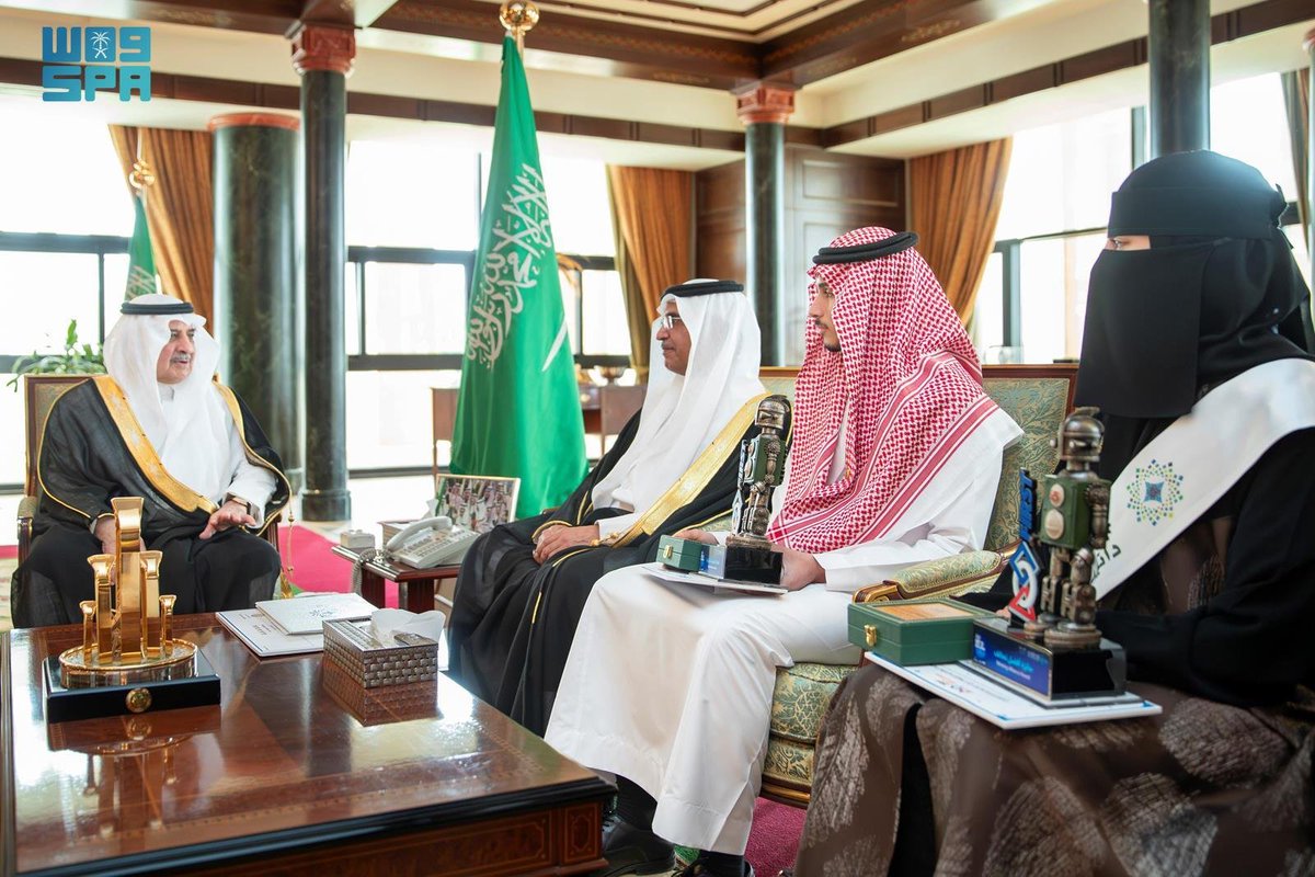 SPAregions's tweet photo. أمير تبوك يستقبل طلاب وطالبات مدارس الملك عبدالعزيز الفائزين في تحدي فيرست التقني للروبوتات.
https://t.co/7rxidfJT6l
#واس_عام https://t.co/HcXnsvo2Tr