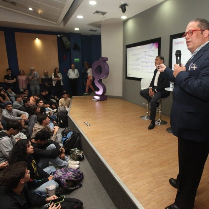 elucabista's tweet photo. 📶📲 #Digitel412 invitó a los #ucabistas de @IngenieriaUCAB_ a dar juntos el salto con la tecnología 5G. El presidente de la empresa, Luis Bernardo Pérez, dijo en una charla que invertirán $200 millones en Vzla cada año y crearán empleos para los jóvenes.
https://t.co/MsyD30jBLH https://t.co/4CJiJu9y2W