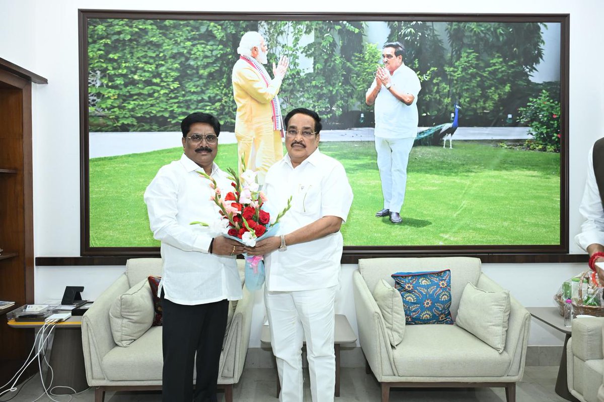YogendraGomia's tweet photo. आज नई दिल्ली में माननीय मंत्री, जल शक्ति मंत्रालय आदरणीय श्री सीआर पाटिल जी से मुलाकात कर राज्य में नल जल योजना के सुचारू रूप से क्रियान्वयन को वित्तीय वर्ष 2025-26 में जल जीवन मिशन अंतर्गत केंद्र सरकार से केंद्रांश की राशि शीघ्र विमुक्त करने का आग्रह किया। माननीय मंत्री जी ने अविलंब राशि विमुक्त करने का आश्वासन दिया।

@HemantSorenJMM @CRPaatil @JMMKalpanaSoren @JmmJharkhand @JmmGomia

#Jharkhand #Bokaro #Gomia #JMM