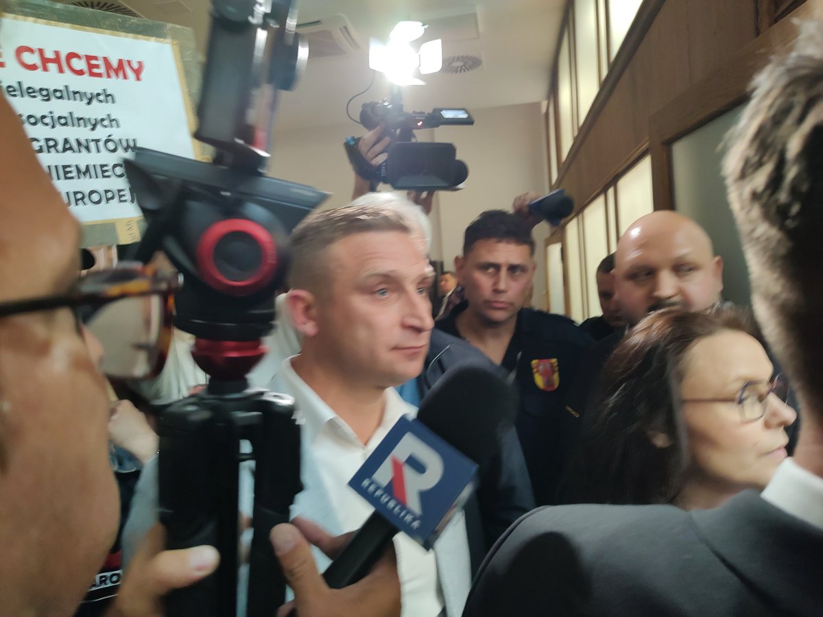 RBakiewicz's tweet photo. Skandal! Tuskowcy zamienili obrady sejmiku województwa łódzkiego w zamkniętą twierdzę! Specjalnie wynajęli osiłków, żeby blokować wejście mieszkańcom, którzy chcieli wziąć udział w obradach poświęconych migracji.
Władza boi się własnych obywateli!
#stopmigracji #SejmikŁódzki #RuchObronyGranic