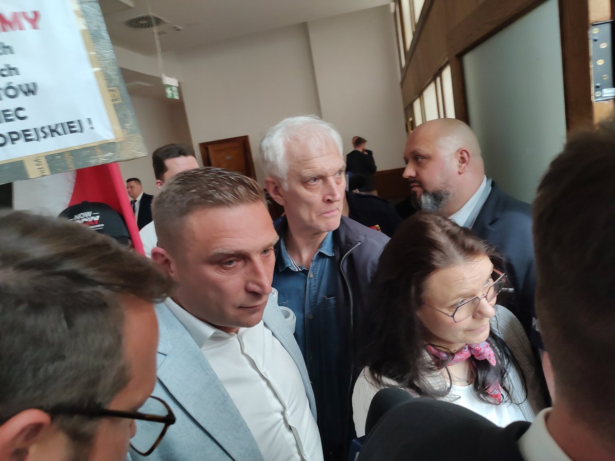 RBakiewicz's tweet photo. Skandal! Tuskowcy zamienili obrady sejmiku województwa łódzkiego w zamkniętą twierdzę! Specjalnie wynajęli osiłków, żeby blokować wejście mieszkańcom, którzy chcieli wziąć udział w obradach poświęconych migracji.
Władza boi się własnych obywateli!
#stopmigracji #SejmikŁódzki #RuchObronyGranic