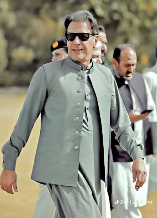 25 کروڑ کا چیف عوامی فیلڈ مارشل...🫵

عمران احمد خان نیازی....🔥🔥

#ReleaseImranKhan