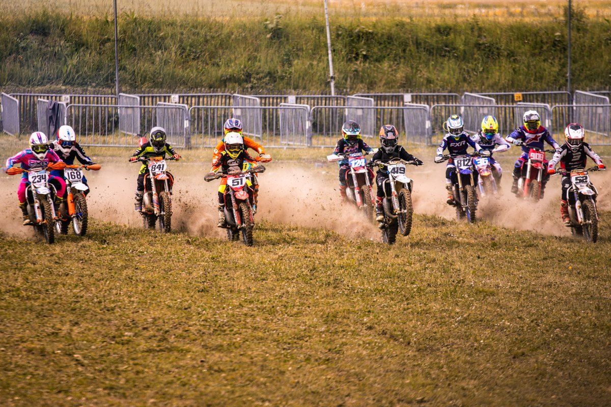 Squeacker13's tweet image. Dimanche je suis allé photographier les championnats de Normandie de motocross et side-car je suis trop content c'était grave cool a faire. Mardi prochain match de pro A ping pong et et le 29juin finale de coupe de France de ping pong.