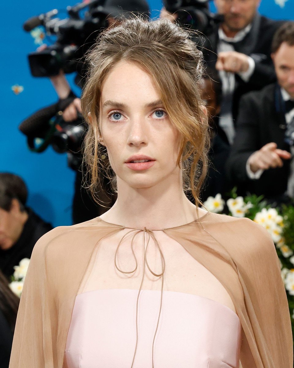 DJTliee's tweet image. Aside from Molly McCann (Louella McCoy), Maya Hawke’s appearance is also something to look forward to 🥰🥰

#Hungergame

Lou Lou