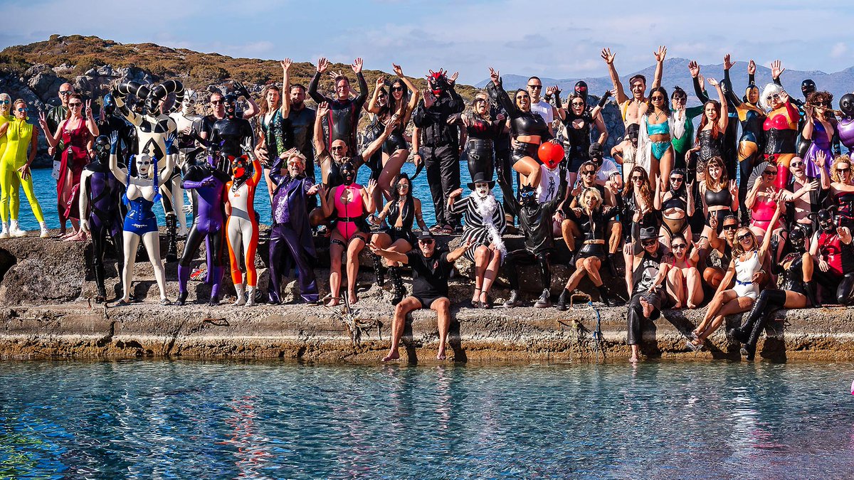 May cover: Pleasure Bay 2025, 4th outing of ‘sun, sea &amp; sand’ getaway on Crete this Oct. Preview has story behind event from German cohosts Marquis &amp; SubRosaDictum &amp; details all options inc new XXL extended-stay package. Pic from 2024 by @mmaexxphotography
thefetishistas.com/pleasure-bay-2…