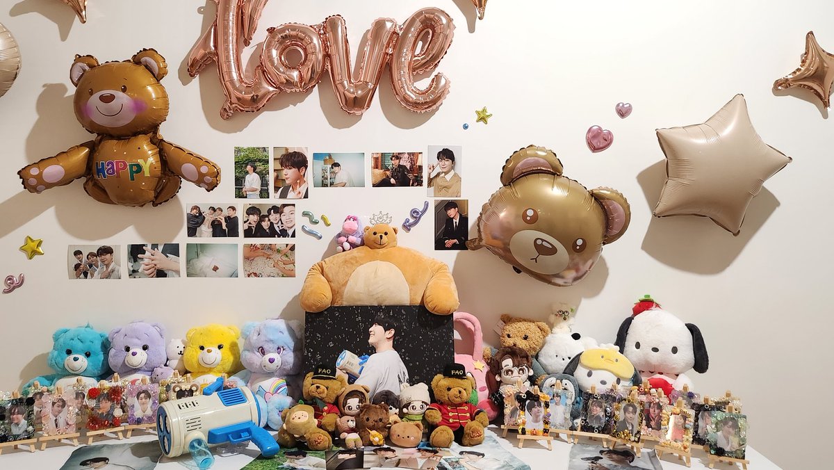 우림님  전역카페 방문
오랜만에 덕친님들도  보고   다시없을 군인 우림도  많이  보고   참  좋았습니다  날이  좋아   더  좋았던  일욜   밝은  우림님  모습에  기분이  더  UP
준비해주신 분들께 감사🙏
#Welcome_Woorim_Day
#포레스테라_베이스_고우림_컴백
#우림이와_함께하는_봄날의_울림