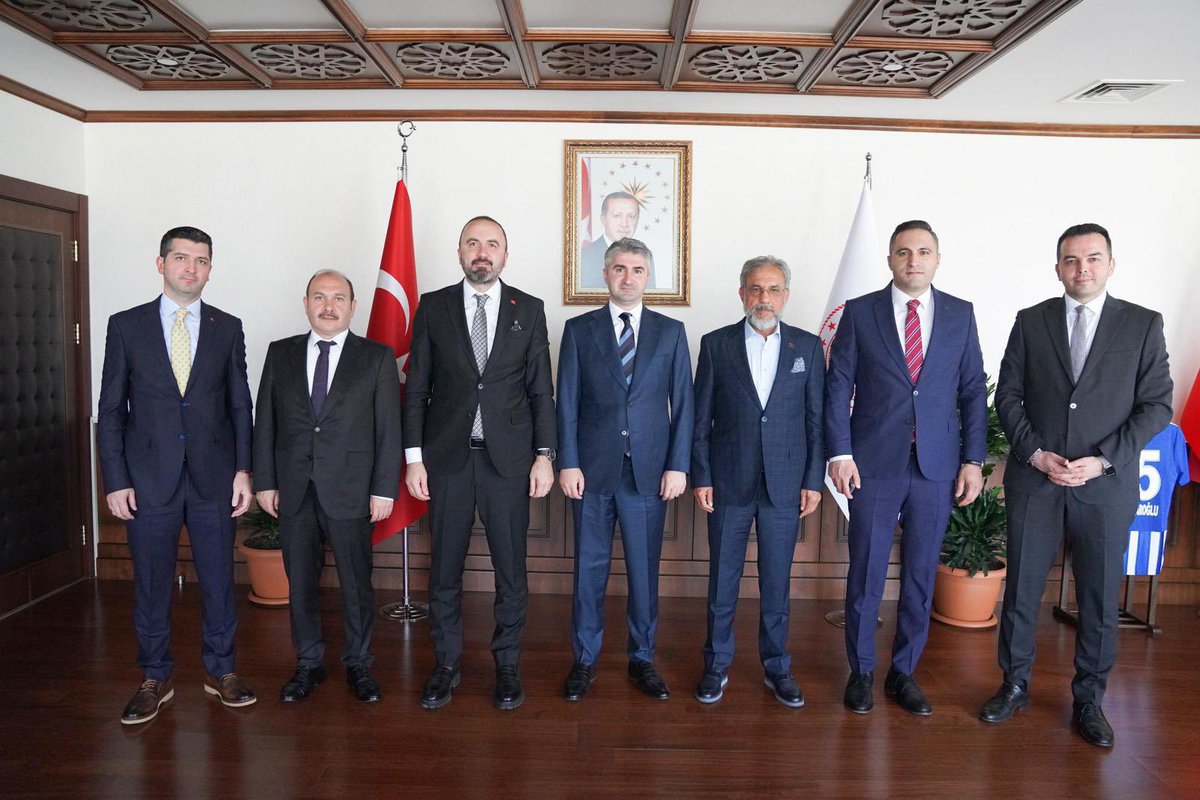 rekar68's tweet photo. SOSYAL HİZMET EMEKÇİLERİNİN ÜCRET EŞİTLENMESİ BAKANLIK  GÜNDEMİNDE

GÜNLÜK ÜCRET TALEBİMİZ, ASH BAKAN YARDIMCISI ZAFER TARIKDAROĞLU’NA İLETİLDİ

Kamu Çerçeve Protokolü'nde de ısrarlı taleplerimiz arasında yer alan, Aile ve Sosyal Hizmetler Bakanlığı’na bağlı kurum ve kuruluşlarda görev yapan sosyal hizmet emekçilerinin süregelen ücret sorunları, Bakan Yardımcısı Zafer Tarıkdaroğlu’na iletildi.

⬇
https://t.co/p7wKw2qZXY