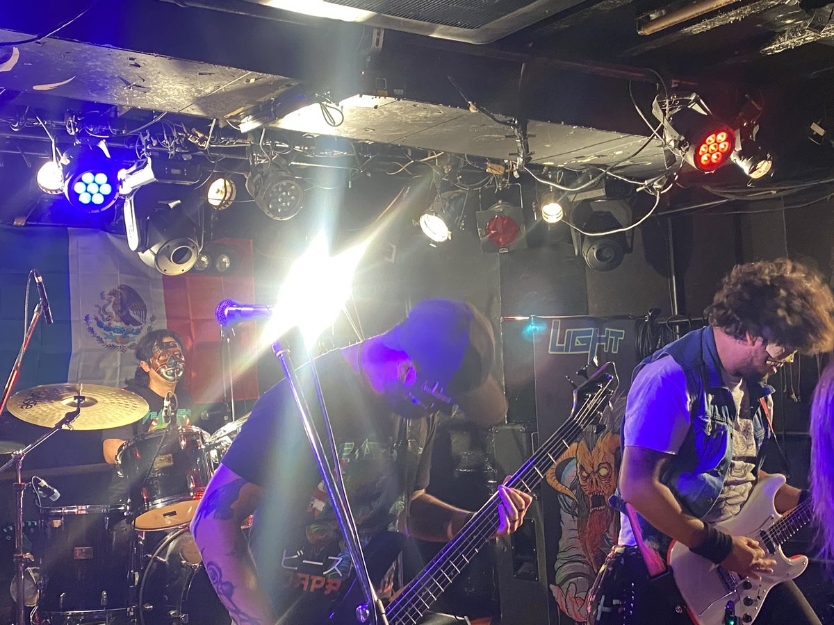 hashiyamamaiden's tweet photo. メキシコ🇲🇽からの刺客
Beast Light!!
まさかのツインボーカルスタイル。
メロディアスな正統派スピードメタルで
YouTubeよりも圧倒的に音質も迫力もあったよ!
お手頃価格でライブ観れる今がチャンス。
Tシャツ買っちゃった
#beastlight https://t.co/qGVxqsSbIj