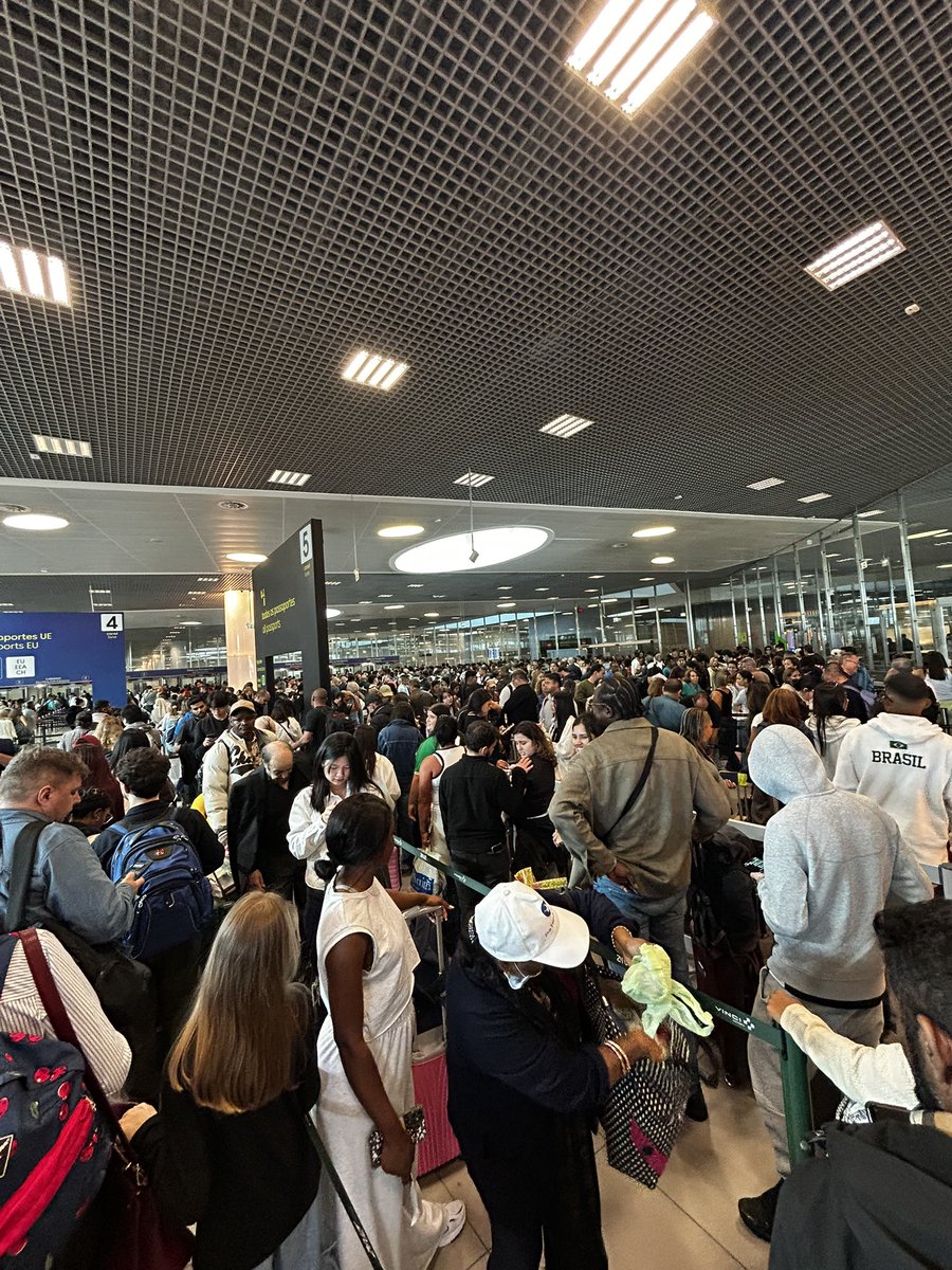 eccecue's tweet photo. I landed at Lisbon Airport on an early morning flight today. But what the hell! It took me 3 hours and 15 minutes to get to passport control. Standing, hungry, thirsty, after a 5 hour flight… No explanation. Some of the counters were closed. It was like the apocalypse. https://t.co/r9CgepGMpM