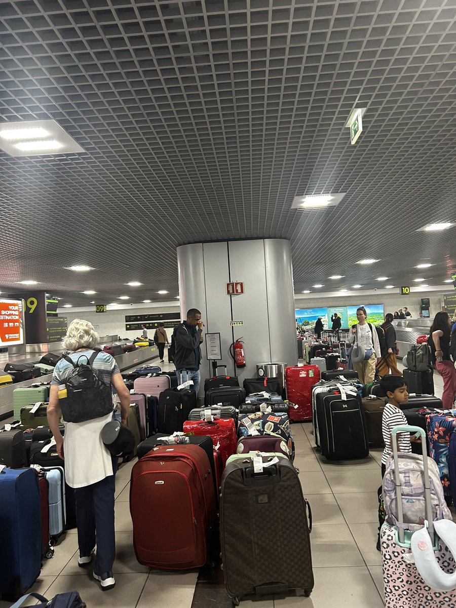 eccecue's tweet photo. I landed at Lisbon Airport on an early morning flight today. But what the hell! It took me 3 hours and 15 minutes to get to passport control. Standing, hungry, thirsty, after a 5 hour flight… No explanation. Some of the counters were closed. It was like the apocalypse. https://t.co/r9CgepGMpM