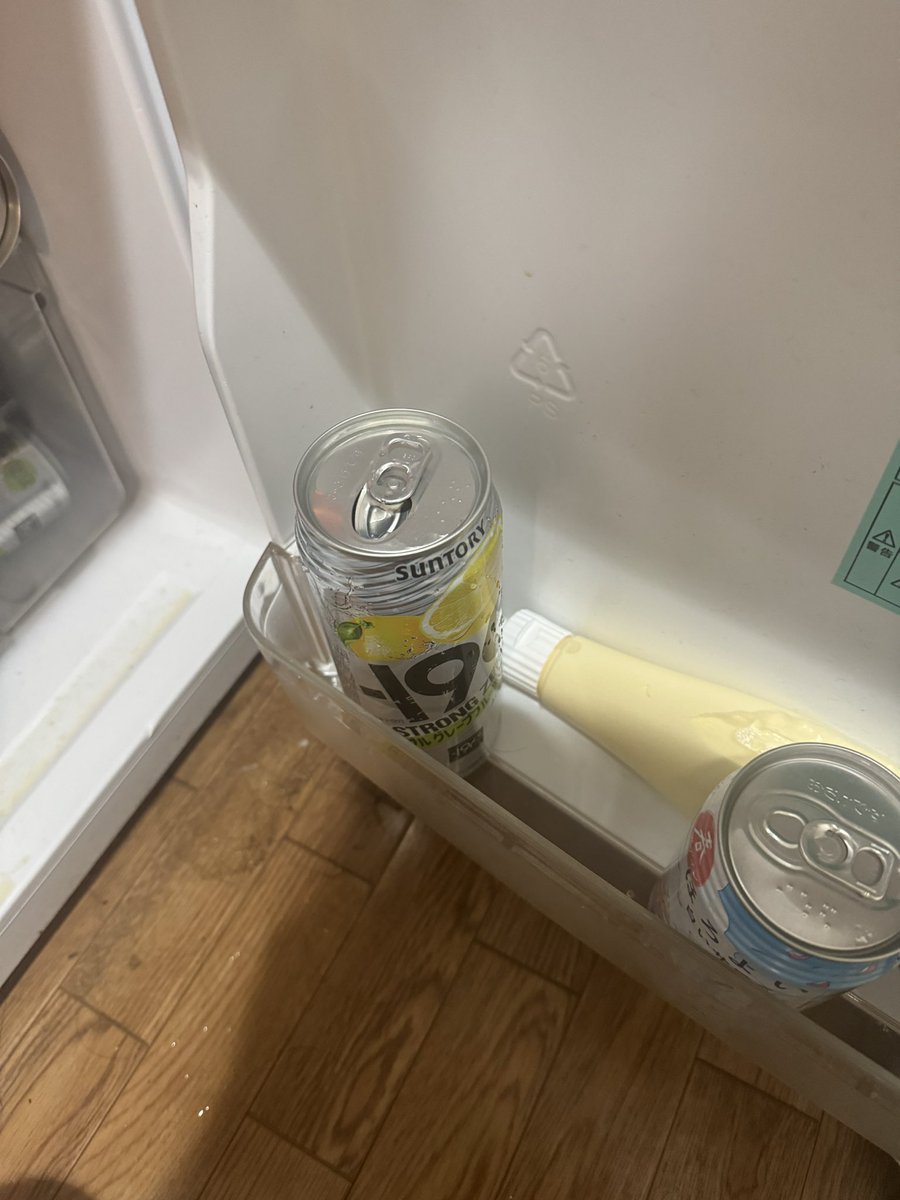 sub_chilll's tweet photo. 自分はそもそも中に水を入れたスト缶を冷蔵庫に入れてる。

新しいやつは毎回貯蔵されるので、アル中顔負けのとんでもない量のスト缶が冷蔵庫に入ってる。 https://t.co/Deo7NmOBk7