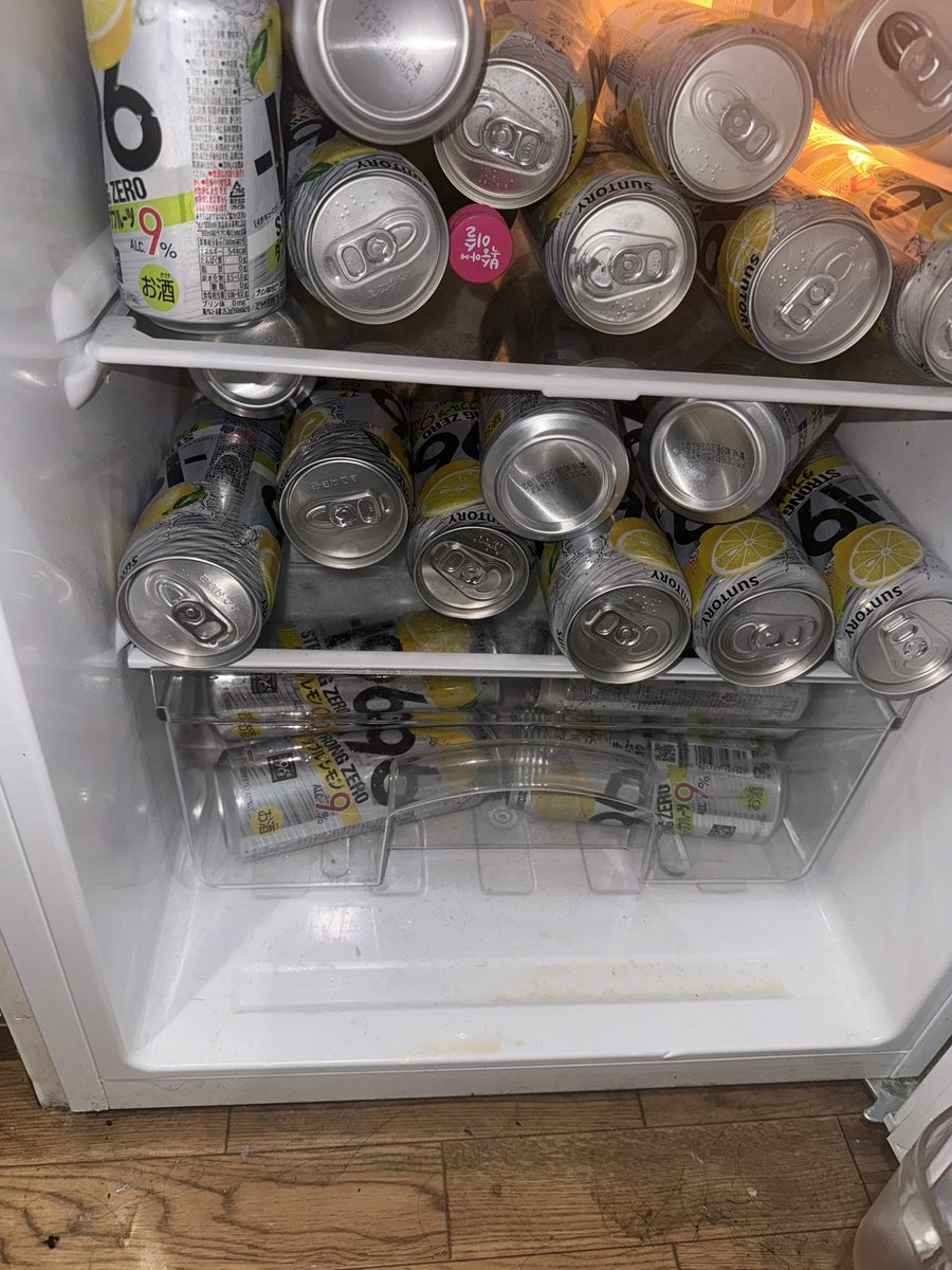 sub_chilll's tweet photo. 自分はそもそも中に水を入れたスト缶を冷蔵庫に入れてる。

新しいやつは毎回貯蔵されるので、アル中顔負けのとんでもない量のスト缶が冷蔵庫に入ってる。 https://t.co/Deo7NmOBk7