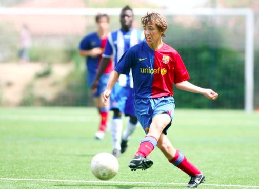 ogalorenzo's tweet image. BOOM 💥! Alex Grimaldo wakuriye muri FC Barcelona arifuzwa cyane na Real Madrid. 

Abajijwe niba azemera gukinira Real Madrid, yavuze ko atakwivutsa amahirwe yo gukinira ikipe ya mbere ku isi. 

Wowe utekereza ko ikipe ya mbere ku isi uyu munsi ari iyihe ? #MagicLineup