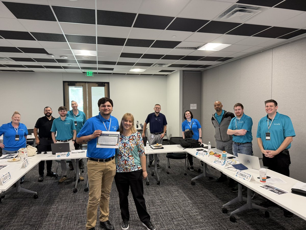 #CHR 🌶️😊 ChiliHead Recognition for Harley given by our DO Sponsor Maria at #ChilisElevate 👏👏 #ChilisLove
