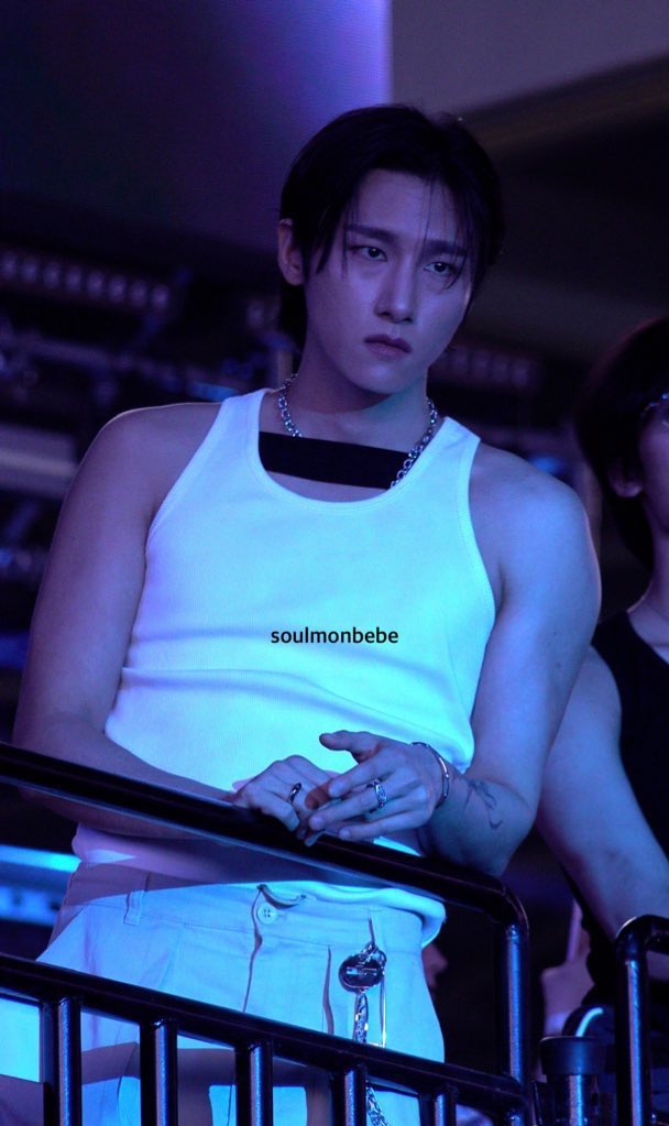 목표물 포착한 늑대수인 n0126번 같다..

균이란 이름 지어준 사람 유기연으로 꿍햄 보고픔
수인실험소에서 탈출한 균 숨겨줬단 이유로 납치해간거 알고 눈에 불 켜고 후각 포함 온 감각 전부 활성화 시켜서 찾아온..
순애 그런거 모르겠고 내가 지킬건 지켜야겠으니까