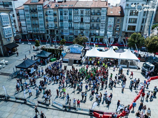 Retransmitimos en directo mediante #drones la VIII Edición de <a href="/euskelec/">Euskelec</a> de <a href="/tknika/">Tknika</a> en Vitoria-Gasteiz, con un impresionante circuito urbano.

👉 acortar.link/sNnKaO

En imagen la foto de familia con los participantes. ¡Enhorabuena!

#drones #uas #directo