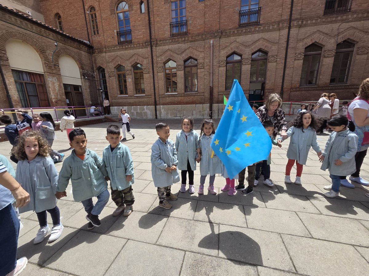 colemodestopal's tweet photo. Celebramos el día de Europa con   robótica, radio, ChatterPix y 
 chroma en los talleres TIC y aportando un enfoque educativo dinámico y creativo. En clases también con kahoot y actividades.Cerramos con el himno de la Unión Europea en un desfile muy emotivo.#Diadeeuropa #erasmus+ https://t.co/itZc3PzNCY