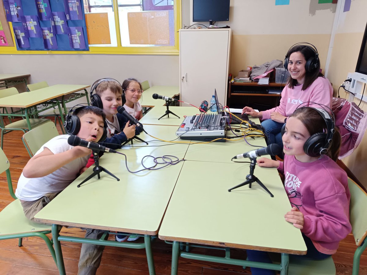 colemodestopal's tweet photo. Celebramos el día de Europa con   robótica, radio, ChatterPix y 
 chroma en los talleres TIC y aportando un enfoque educativo dinámico y creativo. En clases también con kahoot y actividades.Cerramos con el himno de la Unión Europea en un desfile muy emotivo.#Diadeeuropa #erasmus+ https://t.co/itZc3PzNCY