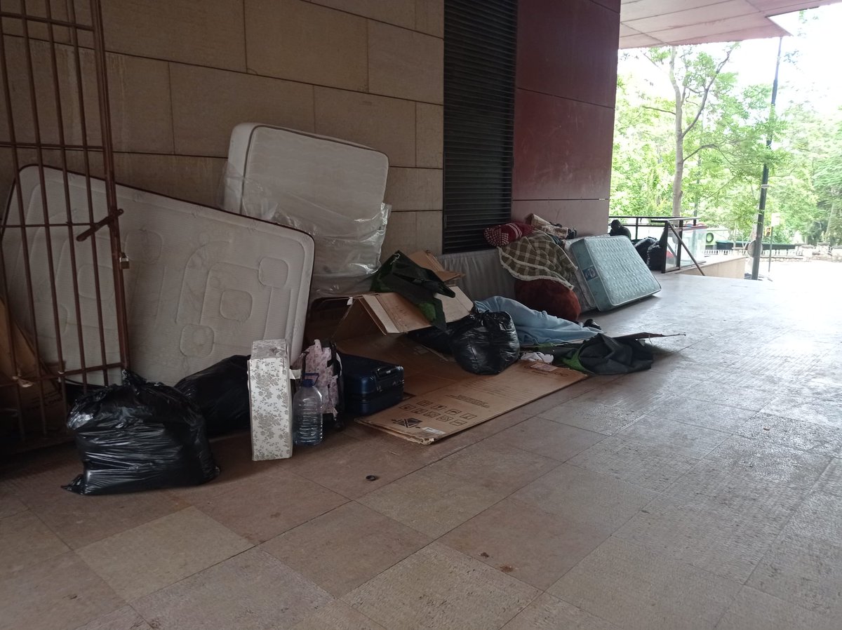Comprobamos con tristeza que la situación en el barrio va cada vez a peor. Aumenta la suciedad, cada vez hay más personas sin hogar desatendidas. Ante este panorama, el próximo 1 de junio volveremos a salir a la calle para pedir SOLUCIONES al <a href="/zaragoza_es/">AyuntamientoZaragoza</a> por está degradación