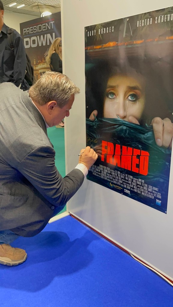 🩸The producers for Framed came by our booth at the marché 🎞️

Come by and see us at booth Riveria E14! 

#cannesfilmfestival #cannes #thriller