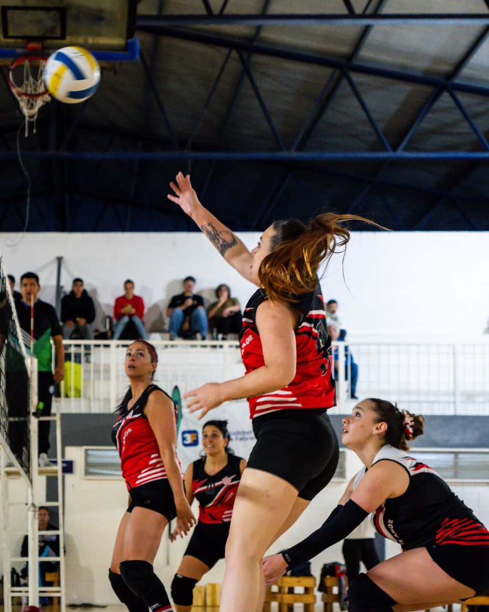 dievalen's tweet photo. Salió espectacular la Copa Tres de Febrero de vóley en el Cedem 1. Felicitaciones a los ocho equipos, y en particular a los que llegaron a las instancias finales. En un partido muy diputado, UNTREF venció a Cedem y se coronó campeón! 👏👏 https://t.co/SKmawOFLDz