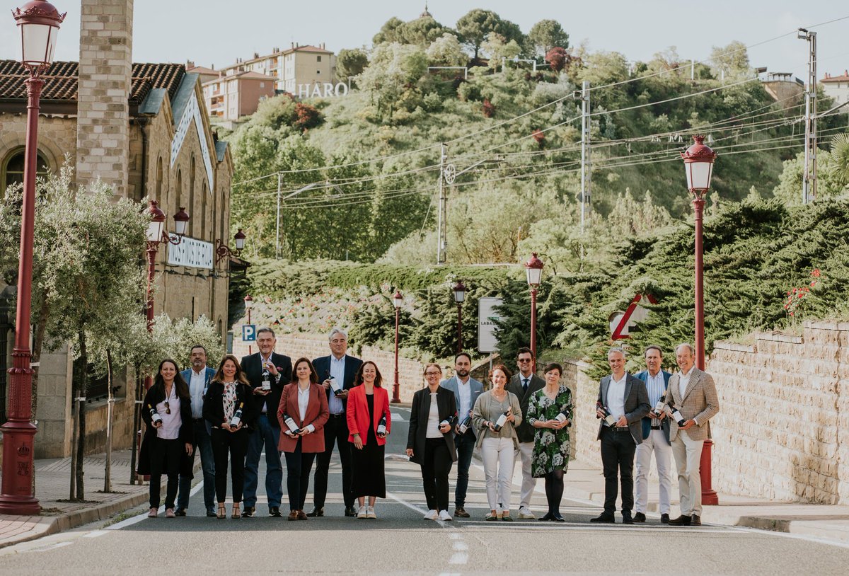 Las bodegas del <a href="/BarriodEstacion/">Barrio de la Estación</a> de Haro han vuelto a convertirse en epicentro del vino con la celebración de #Beiwe25: Borgoña, un evento profesional que reunió a más de 600 asistentes. <a href="/BodegaBilbainas/">Bodegas Bilbainas</a> <a href="/Cvne/">CVNE</a>, <a href="/LaRiojaAltaSA/">Bodega La Rioja Alta, S.A.</a>, <a href="/BodegasRoda/">Bodegas Roda</a>, <a href="/bodegasmuga/">Bodegas Muga</a> y <a href="/b_gomez_cruzado/">B. Gómez Cruzado</a>.