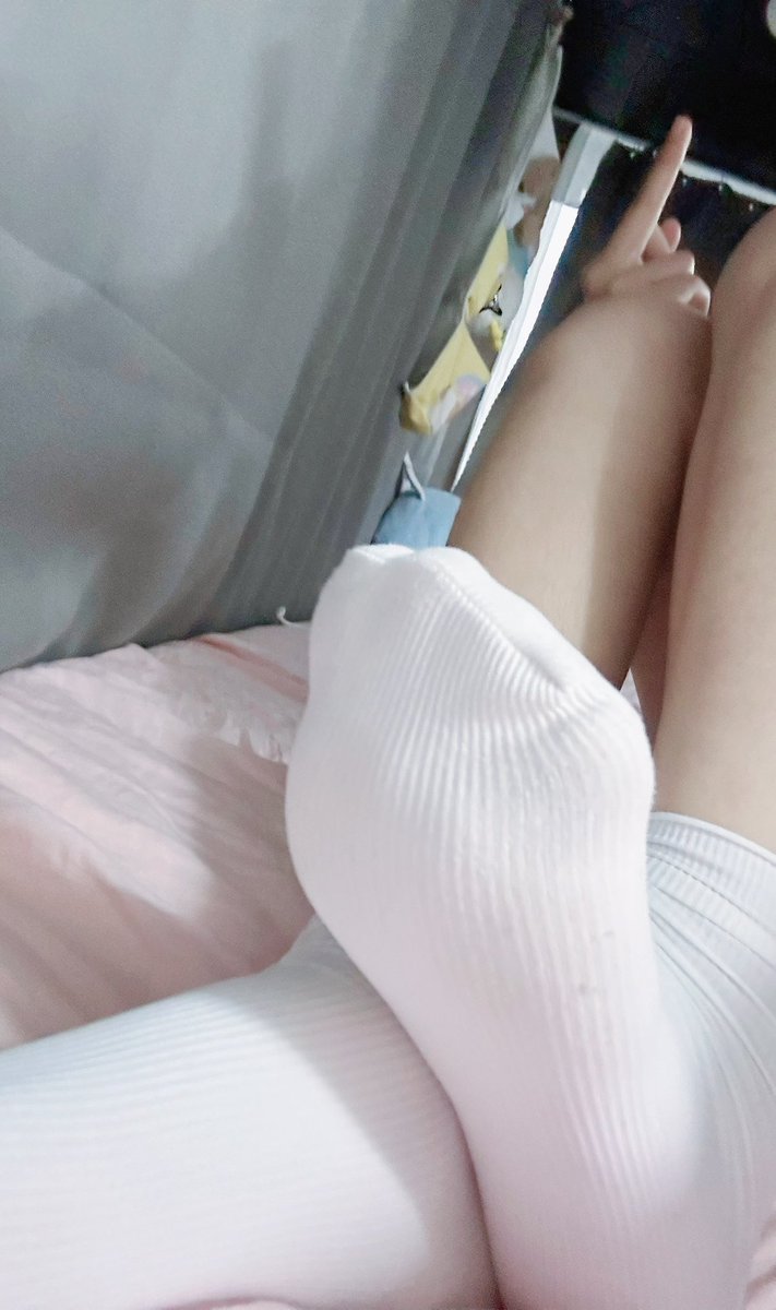 chnd261982's tweet photo. 今晚跟对象开房过得好吗 做的是时候有没有想到我的脚 会不会幻想做的时候我的脚放你对象脸上 踩着你们两个正在做爱的傻逼 是不是还想着用我的袜子跟你对象接吻 傻逼想到这才会硬起来吧 想到自己在我脚下当狗才能立起来 是不是应该给我磕头好好谢谢我

#女s #女王大人 https://t.co/rmw2kDt1Uu