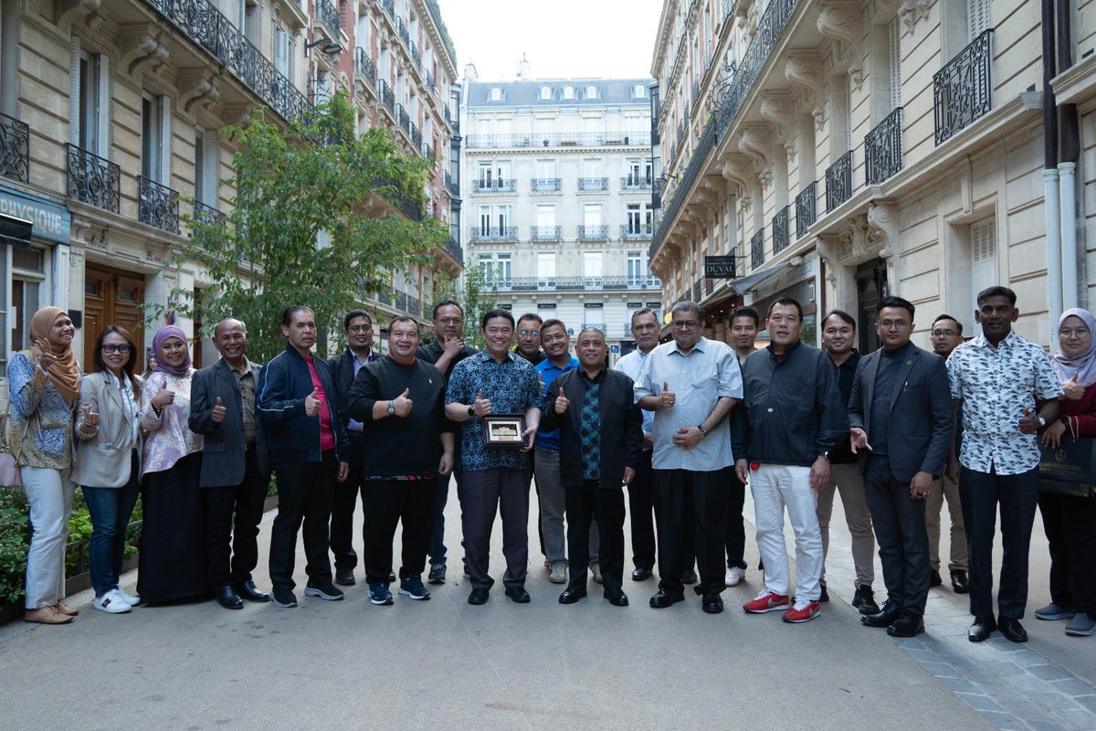 Ambassade de Malaisie (@myembparis) on Twitter photo HE Datuk Eldeen Husaini Mohd Hashim, Ambassador of 🇲🇾to🇫🇷 and Embassy officials met with YAB Dato’ Seri <a href="/saaranimohamad/">saaranimohamad</a>, Chief Minister of Perak over dinner on 11 May 2025. Both sides exchanged views on ways to increase economic cooperation between the State of Perak and France. HE Datuk Eldeen Husaini Mohd Hashim, Ambassador of 🇲🇾to🇫🇷 and Embassy officials met with YAB Dato’ Seri <a href="/saaranimohamad/">saaranimohamad</a>, Chief Minister of Perak over dinner on 11 May 2025. Both sides exchanged views on ways to increase economic cooperation between the State of Perak and France.