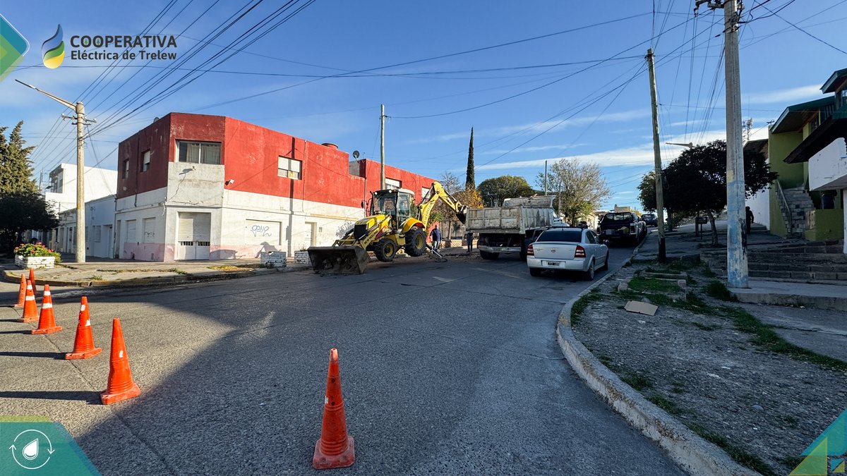 👉 Nuestro equipo de Agua y Cloacas está realizando una reparación de cañería de agua domiciliaria
📍Pecoraro y Gales
#Servicios #Equipo #Agua