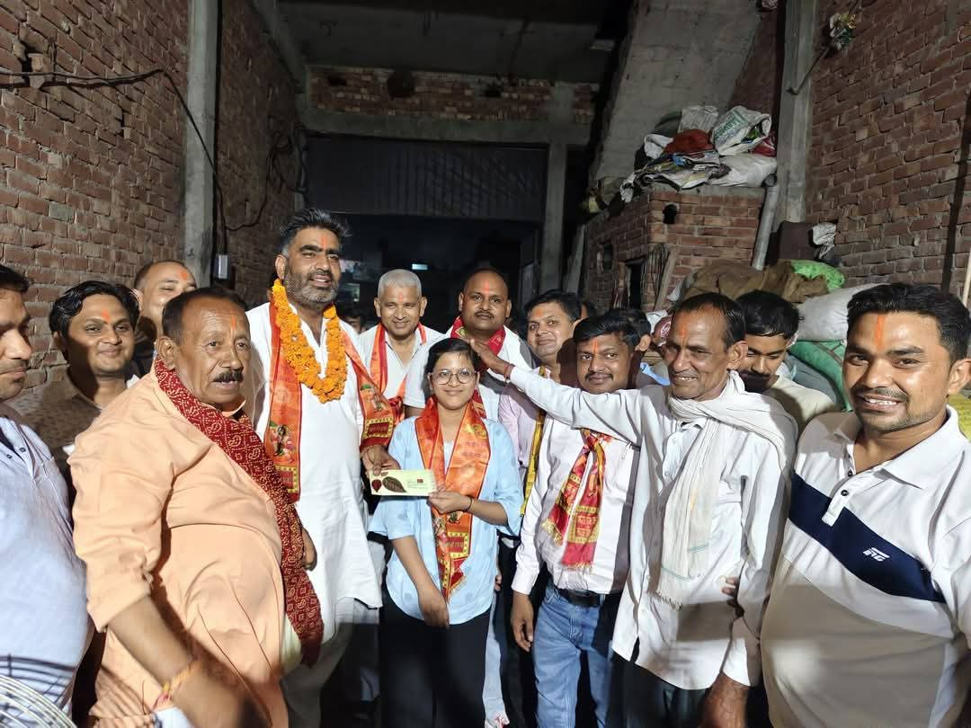 anuj_indrawal's tweet photo. आज दौराला निवासी #कु_सुहानी_प्रजापति पुत्री #श्री_अनुराग_प्रजापति द्वारा 12th में(92.5%), Vidya Academy टॉप करने  क्षेत्रीय #विधायक  मा. #अतुल_प्रधान जी  पहुँचकर उन्हें बधाई दी और अग्रिम भविष्य के लिये शुभकामनाए दी !!
#daurala
@atulpradhansp https://t.co/Ej0YDWgR1z