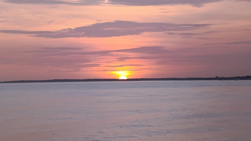 #AmaneceresGuajiros, Buenos Dias Mundo, nuestras @postalesguajira del amanecer de hoy.  #LaGuajira; tierra de los amaneceres irrepetibles.
<a href="/seguidores/">seguidores</a> <a href="/destacar/">ISABEL FERNANDEZ AR</a> <a href="/mincultura/">MinCultura Colombia</a>
<a href="/infopresidencia/">Presidencia Colombia 🇨🇴</a> <a href="/petrogustavo/">Gustavo Petro</a>
<a href="/fonturcol/">Fontur Colombia</a> <a href="/postales_col/">Postales de Colombia 🇨🇴</a> <a href="/PROCOLOMBIACO/">PROCOLOMBIA</a>