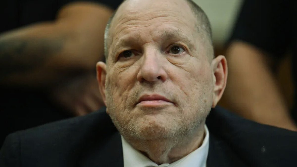 USANews_24x7's tweet photo. Harvey Weinstein Claims Innocence in Prison Interview With Candace Owens, Denies Accusations by Gwyneth Paltrow and Rose McGowan
#HarveyWeinstein #CandaceOwens
#WeinsteinInterview #PrisonInterview
#BreakingNews 
more info https://t.co/qcdpoMYUnk https://t.co/6XkpYZxF7C