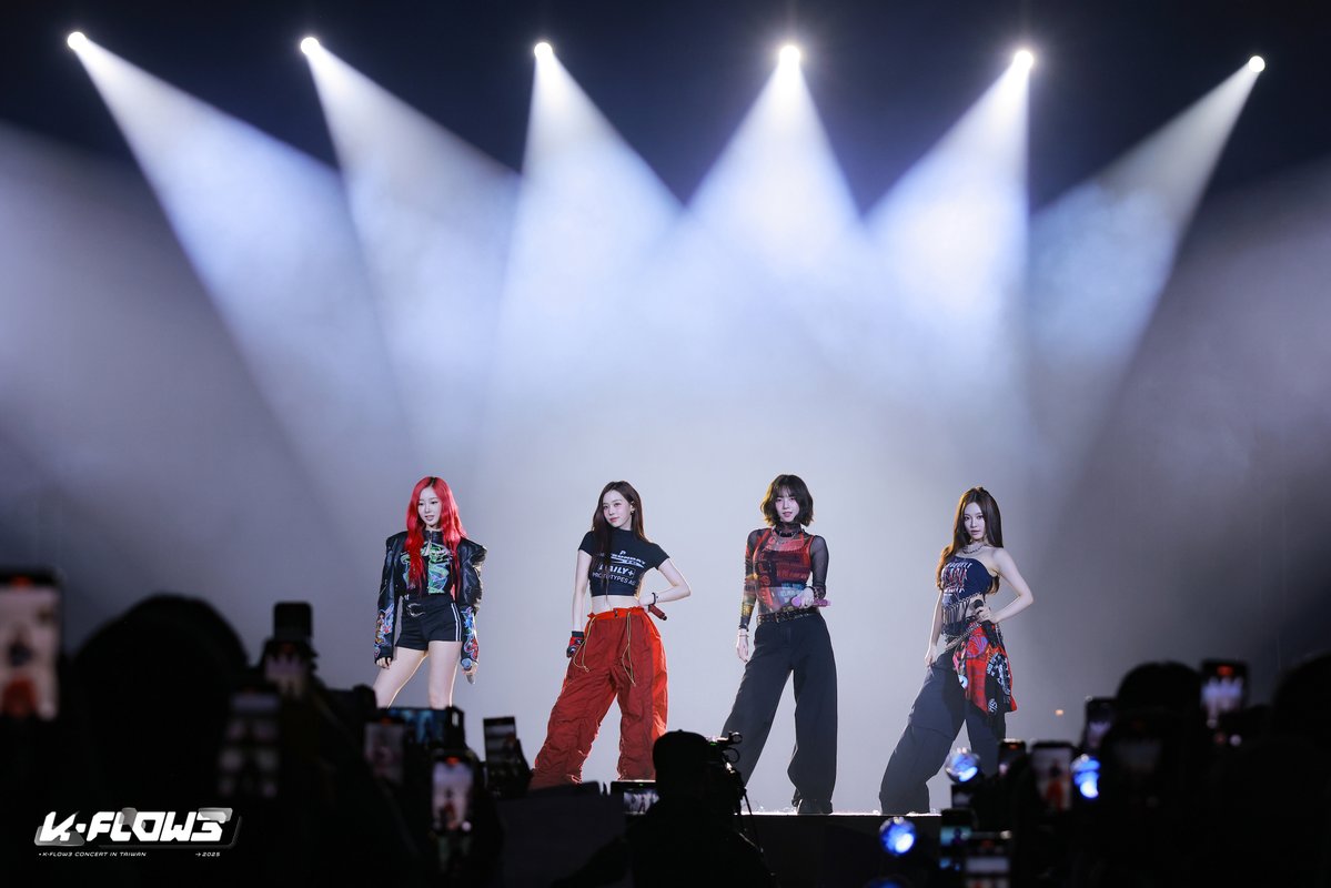 chillin_taiwan's tweet photo. 【K-FLOW3 CONCERT - aespa】
林口的路真的太複雜了
怎麼到現在還在林口走不出來...💔
獻上活動照片讓 MY 們回味那兩天的美好🥹
我們下次見!
更多照片 https://t.co/h7DG5hKEuT
#KFLOW3 #KFLOW #ITZY #aespa #tripleS #EUNHYUK #LEETEUK #있지 #에스파 #트리플에스 #은혁 #銀赫 #이특 #利特 https://t.co/RknFr85JY3